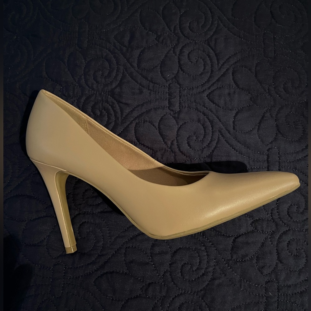 Christian Siriano nude pump
